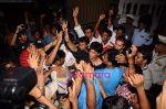 Shahrukh Khan at Ritesh Sidhwani_s party in Bandra on 2nd April 2011 (10).JPG